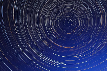 精彩无限长时间曝光星空,扭曲的星痕.照片