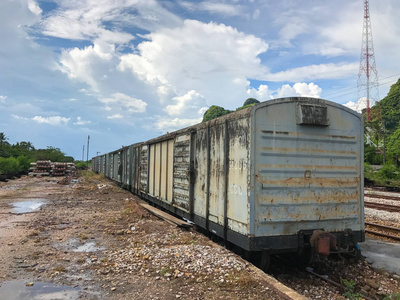泰国废弃的铁路货运列车图片