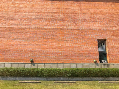 泰国的金属窗和红砖墙图片