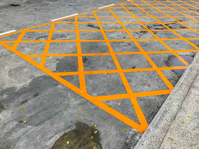 禁止在黄十字线附近停车