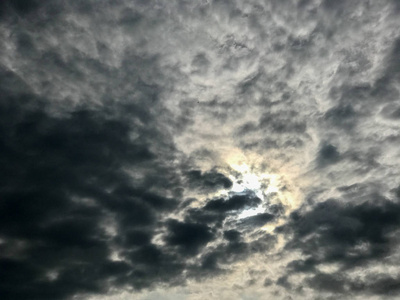 泰国的戏剧性天空和暴风雨的云朵在泰国戏剧性的天空