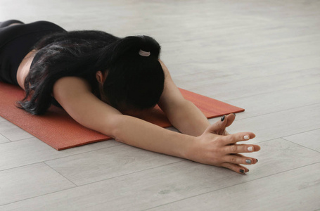 普拉提 活动 说谎 练习 身体 女孩 放松 锻炼 在室内
