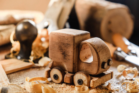 木工工作台上的木制玩具卡车货车车厢.爱好diy工艺品,制作照片