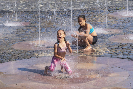 一个快乐的家庭在海边热带度假胜地的游泳池里玩耍。暑假概念