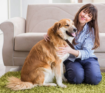 快乐的女主人和金毛猎犬在家