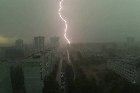 天空中雷雨时的闪电。自然现象