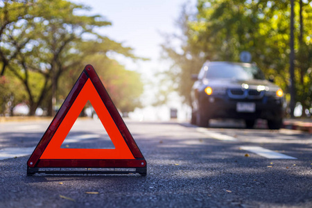 路边停车场红色三角形,红色紧急停车标志,红色紧急停车标志,带停车场