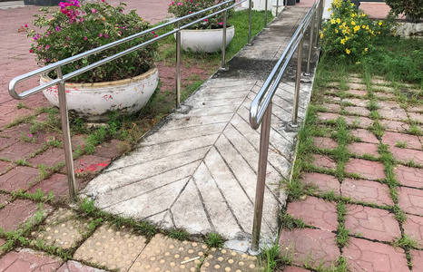 无障碍楼梯残疾人通过大楼的坡道照片