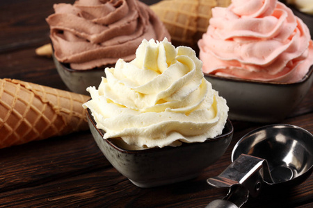 香草巧克力和草莓口味的软冰淇淋。熟食店