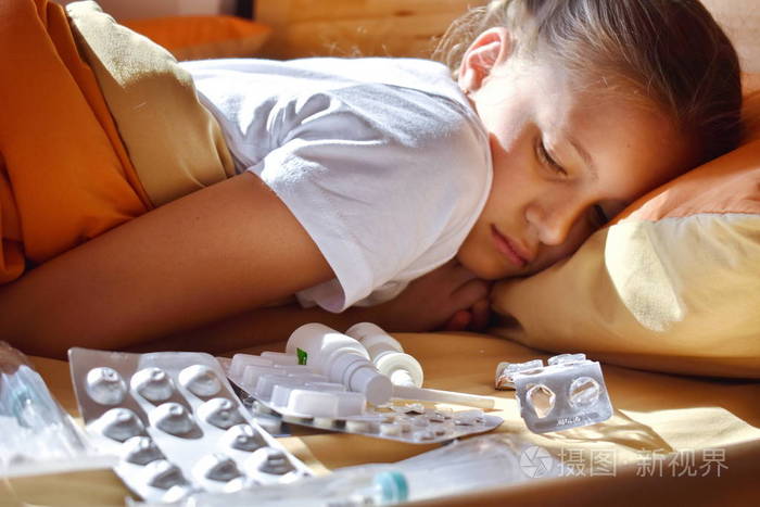 一个痛苦的小女孩.这孩子喝了很多药.