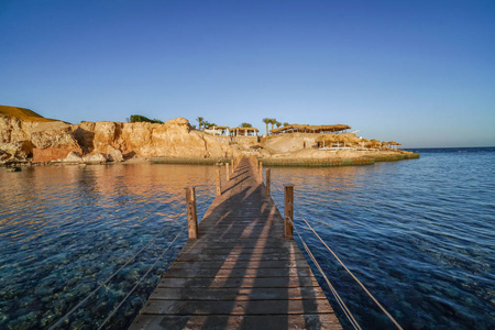 海岸 旅游业 海洋 夏天 旅行 海滩 风景 美丽的 天空