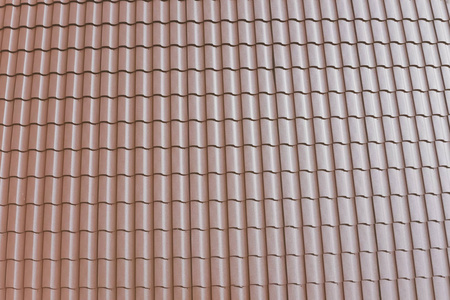 屋顶上的棕色金属瓦.波纹金属屋顶照片