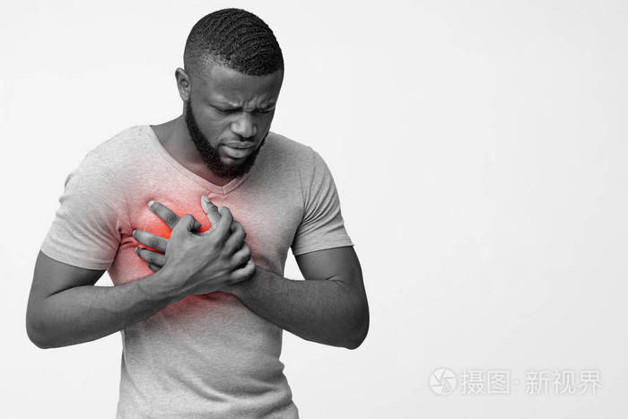 非洲佬用手捂着胸口很疼