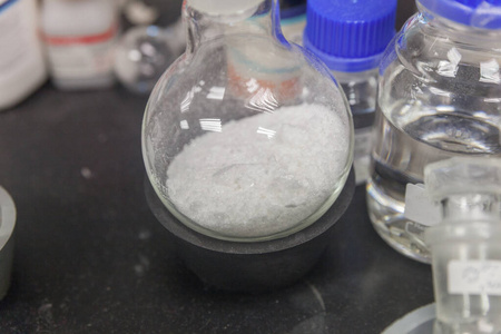 科学家在实验室混合液体的特写镜头