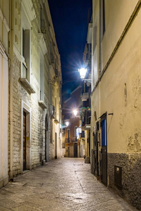 意大利巴里历史建筑和街道夜景图片