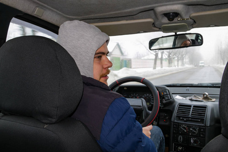 年轻人开车图片