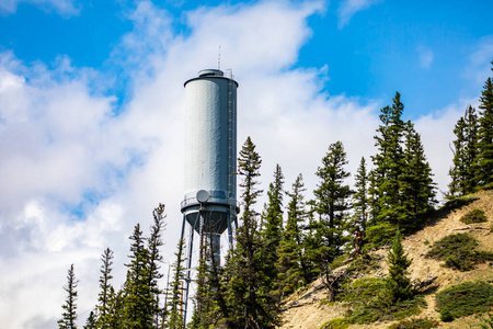 加拿大落基山脉乡村的广播塔