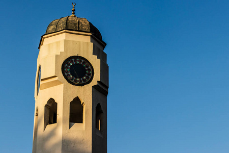 a good looking perspective shoot to a dome shaped clock tower 