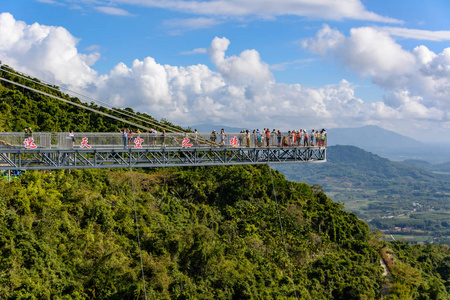 海南岛亚诺达雨林文化旅游区,亚龙湾热带天堂森林公园毗邻中国三亚市.