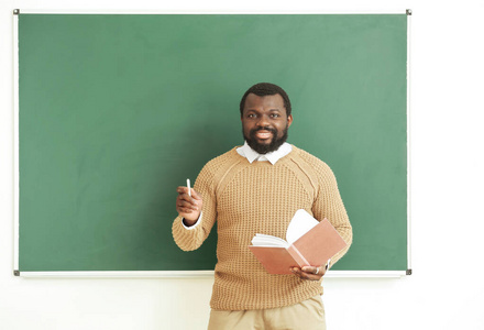 非洲裔美国教师在教室的黑板旁