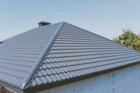 白色铝金属波纹屋顶或墙板在多云的天空背景下的工厂和工业建筑.