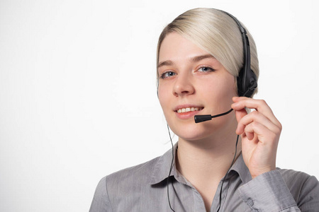 在呼叫中心工作的女士带着隔离在白色背景上的微笑打电话给你的短信。