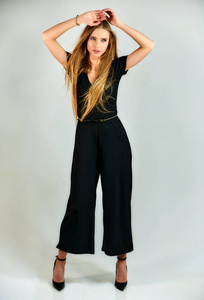 美女模特全身飘逸图片