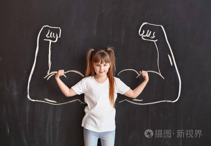 黑墙边的小女孩手臂肌肉发达女性主义概念