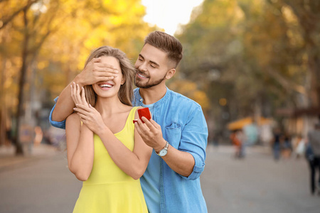 年轻人在户外向心爱的人求婚