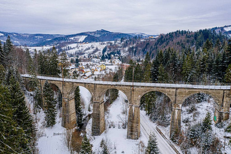 冬季铁路高架桥鸟瞰图图片