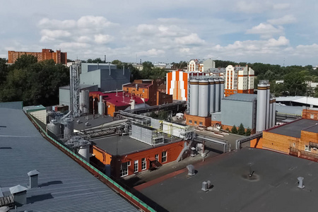 啤酒厂，桶和水箱的工厂外观。
