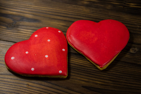 情人节的心形饼干放在木桌上。俯视图
