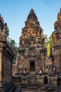 Banteay Srei是柬埔寨吴哥的一座印度教寺庙，供奉湿婆