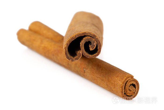 白色背景上孤立的肉桂枝