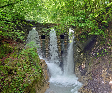 奥地利沃尔夫斯克拉姆瀑布被树木环绕。