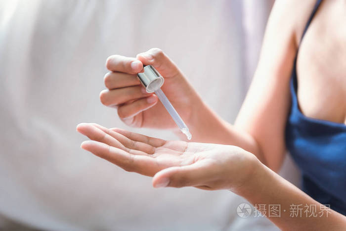 美容美体护肤及化妆品应用概念 近距离拍摄女性手部 为健康肌肤涂抹保湿精华液 美丽的女人正在用保湿 霜老化精华液治疗她的手 照片 正版商用图片27ig6j 摄图新视界
