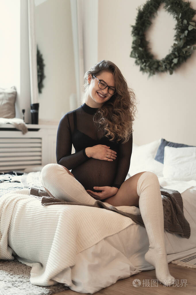 人的情感 等待着新的生活 年轻漂亮的女人坐在家里的床上抚摸着肚子 享受着怀孕和女性化的身体照片 正版商用图片27ihvr 摄图新视界 人的情感 等待着新的生活 年轻漂亮的女人坐在家里的床上抚摸着肚子 享受着怀孕和女性化的身体照片 正版商用图片27ihvr 摄图新视界