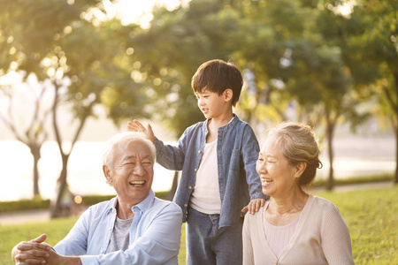 亚裔祖父母与外孙享受美好时光图片
