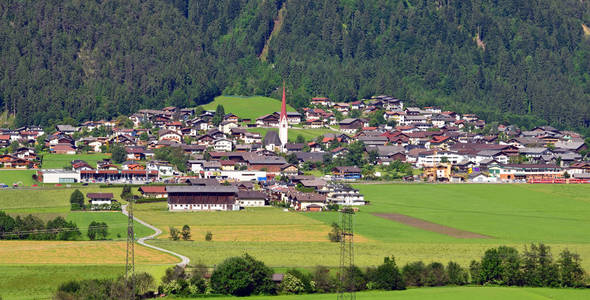 奥地利欧洲山地景观与村庄和自然景观草地。