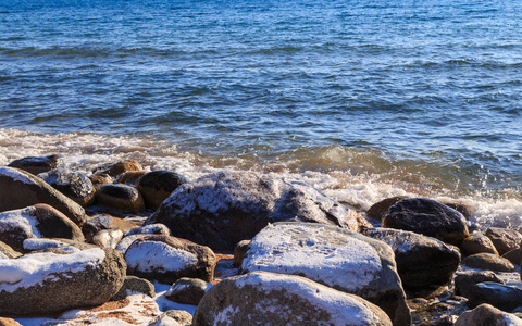 海滩上的石头.牧场冬日.清澈的水和沙子.吉尔吉斯斯坦,伊塞克湖照片