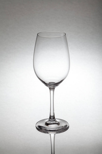 玻璃酒杯放在玻璃杯上图片