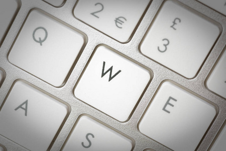 电脑键盘带W按钮的笔记本电脑的银色键盘