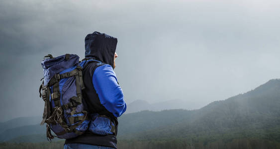 山里的徒步旅行者。混合介质