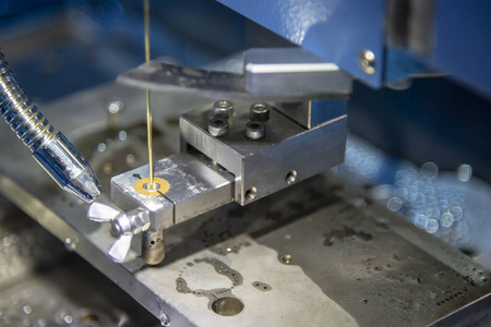 超级钻床为电火花线切割机加工小孔照片