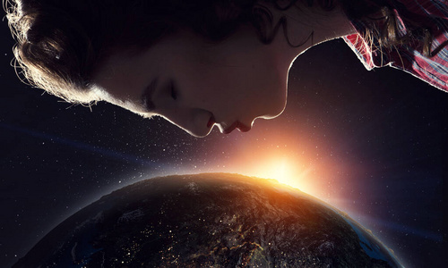 女人吻地球仪。混合介质