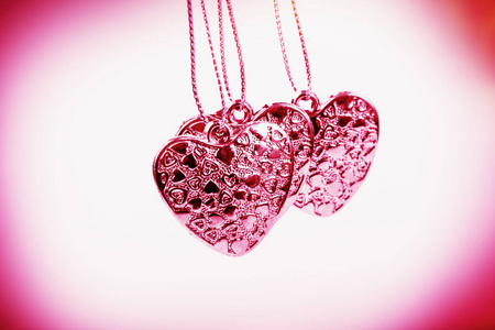 铁链上的心。三颗粉红色的心。情人节假期。粉红色的心给情人女孩和女人。