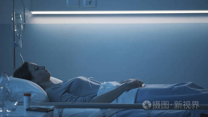 躺在病床上打点滴睡觉的女人