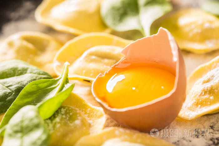生馄饨配面粉鸡蛋酱和菠菜。意大利或地中海健康美食