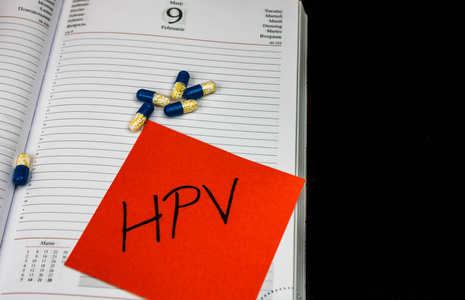 在备忘录上写上HPV，提醒和药物，药片。书面