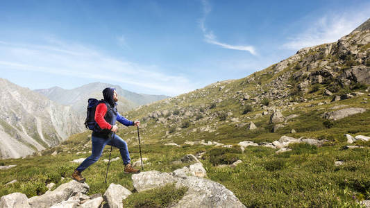 山里的徒步旅行者。混合介质